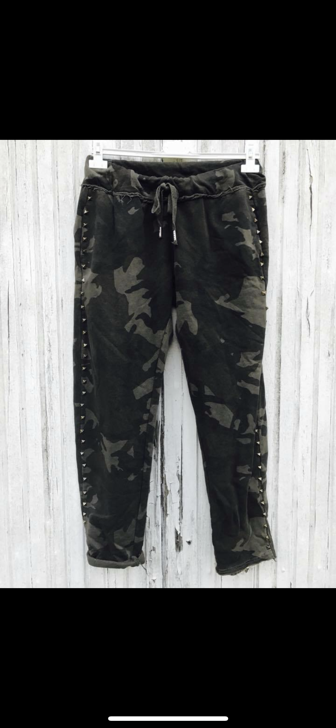 Fede camouflage sweatpants med nitter ned langs benet