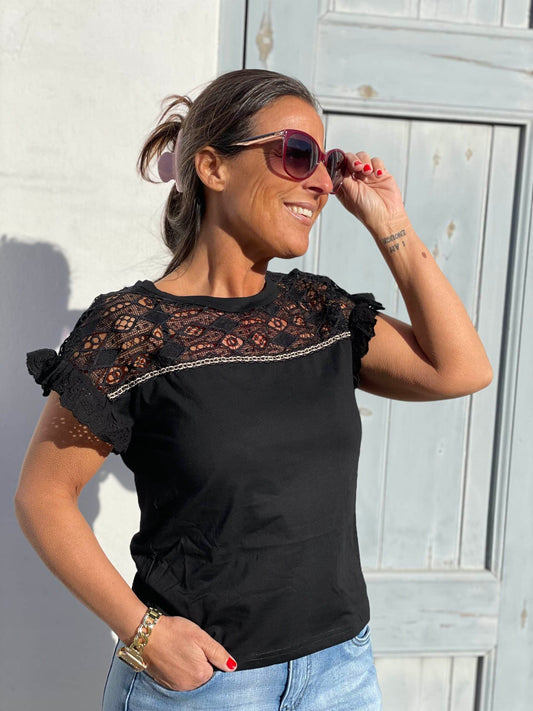 Cathy t-shirt sort med blonder