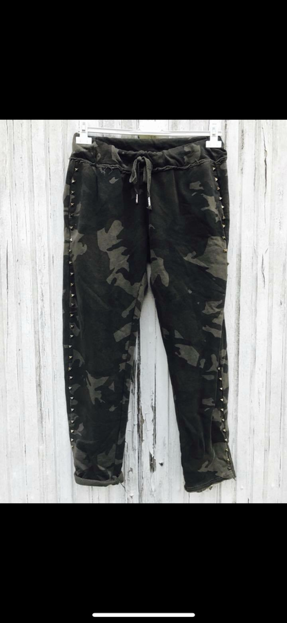 Fede camouflage sweatpants med nitter ned langs benet